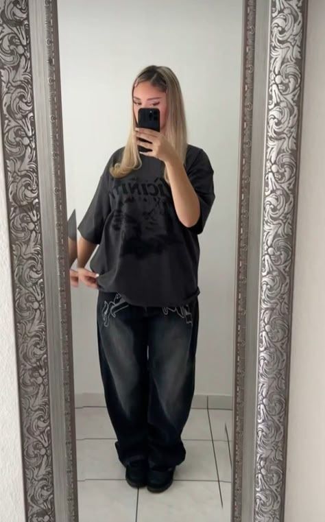 Dark Grey Outfit, Pakaian Hipster, Chica Chola, Tomboy Outfits, Foto Ideas Instagram, Streetwear Fashion Women, Swaggy Outfits, Tomboy Fashion, Alternative Outfits