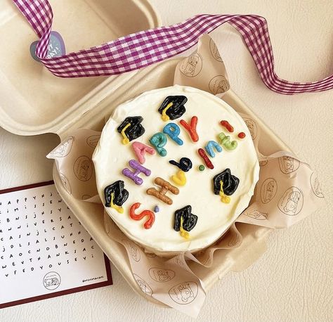 Korean Cake Graduation, Bento Cake Graduation, Graduation Bento Cake, Pastel Cakes, Cake Mini, Korean Cake, Graduation Design, Healthy Breakfast Recipes Easy, Mini Cakes Birthday