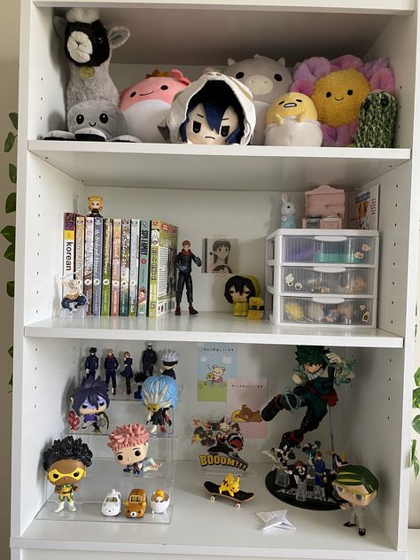 Anime Decor Ideas, Manga Shelf Ideas, Manga Shelving, Dresser Inspo, Manga Shelf, Anime Bedroom Ideas, Future Bedroom Ideas, Desk Organisation, Preppy Bedroom