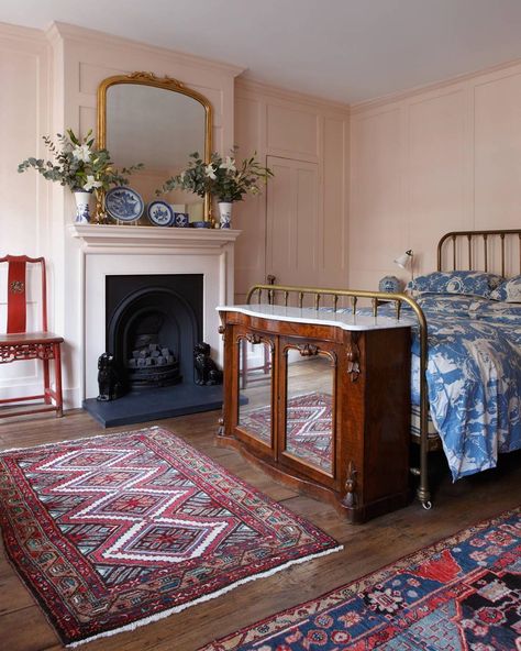 TAT on Instagram: “What a charming bedroom, I mean this In the purest term of a compliment, but I adore the offbeat design of this room. It is the last in the…” Dc Bedroom, Moody House, Victorian Bedrooms, Primary Bed, Design Houses, Victorian Bedroom, Georgian Architecture, Brass Bed, Bedroom Fireplace