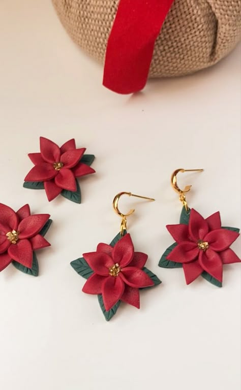 Holly Clay Earrings, Christmas Fimo Earrings, Clay Christmas Jewelry, Diy Christmas Earrings Ideas, Christmas Earring Ideas, Polymer Clay Christmas Earrings Diy, Christmas Polymer Clay Earrings Ideas, Polymer Clay Crafts Christmas, Christmas Earrings Polymer Clay