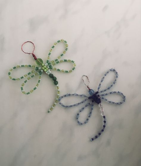 Seed Bead Creatures, Dragonfly Bracelet Pattern, Dragonfly Bead Pattern, Wire Bead Crafts, Diy Beaded Crafts, Beaded Dragonfly Pattern, Beaded Dragonfly Tutorial, What To Make With Beads, Seed Bead Dragonfly