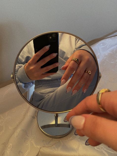 Nail Poses Hands Instagram Story, Aesthetic Nail Picture Ideas, Hand Poses For Nail Pictures, Nail Mirror Selfie, How To Mirror Selfie, Aesthetic Nail Poses, Hand Selfie Poses, Nail Selfies Instagram, Nail Pic Poses