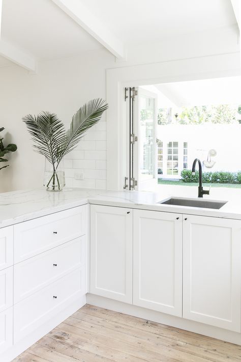 White Shaker Cabinets Kitchen, Hamptons Kitchen, Kabinet Dapur, White Shaker Cabinets, Kitchen White, Kitchen Cabinets Makeover, Shaker Cabinets, Coastal Kitchen, Beach House Design