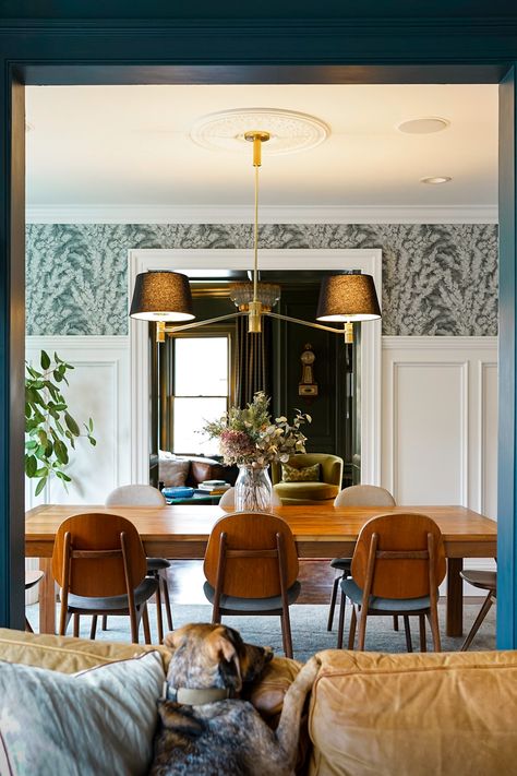 Dining Room Victorian Modern, Relaxed Traditional Dining Room, Mid Century Traditional Dining Room, Traditional Small Dining Room, Traditional Dining Room Wallpaper, Historical Dining Room, English Style Dining Room, Wallpaper Dining Room Ceiling, Parisian Chic Dining Room