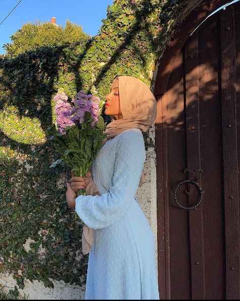 Hijabi Cottagecore, Hijabi Poses, Modest Outfits Summer, Poc Cottagecore, Aesthetic Muslim Outfits, Marriage Planning, Reference Things, Hijabi Summer, Hijab Photo