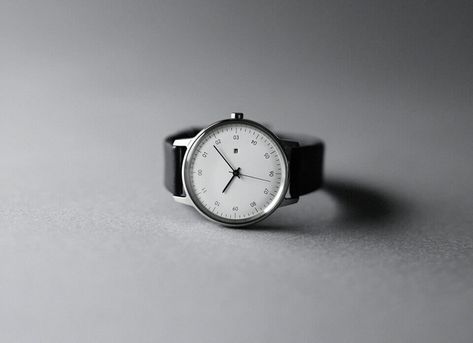 Sazare applies Japanese craftsmanship to a beautifully designed 36mm watch. The new watches are minimal in size and minimalist in design. Interesting Watches, Japanese Watch, Minimal Watch, Men's Watch Accessories, Goods Design, Japanese Craftsmanship, Science Jewelry, Minimalist Watch, London Baby