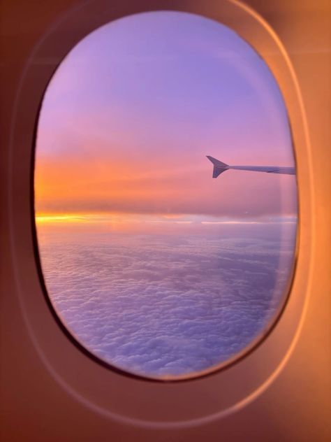 Sunset From Plane Window, Sunset Airplane Window, Aesthetic Aeroplane, Aeroplane Window, Airplane Hacks, Sunset Airplane, Photo Ciel, Travel Hacks Airplane, Airplane Window View