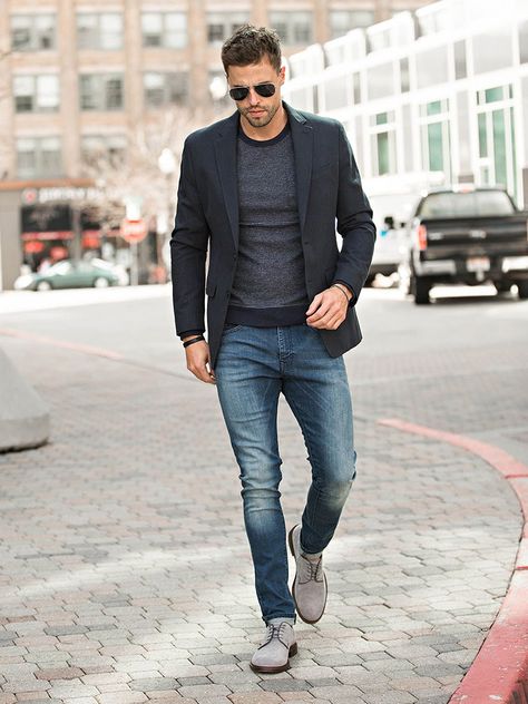 In the vast space between formal wear and couch potato apparel, the smart casual dress code for men carves its niche. But what exactly is men’s smart casual? Not to be confused with business casual (though the two are similar), men’s smart casual typically involves plucking choice attire from just below the high end sphere, and combining it with the kind … Styles Man, Outfits Guide, Business Casual Attire For Men, Casual Pieces, Smart Casual Men, Jeans Brown, Mens Fashion Smart, Hipster Man, Mens Fashion Blog