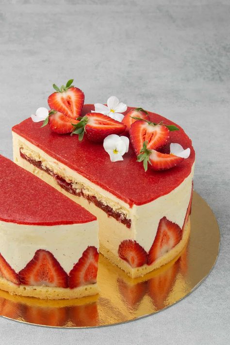 Fraisier cake. Frasier Cake Recipe, Strawberry Frasier Cake, Fraisier Cake Recipe, Strawberry Frasier, Cake With Strawberry Decoration, Frazier Cake, Bakery Cake Recipe, Strawberry Cake Decoration, Frasier Cake