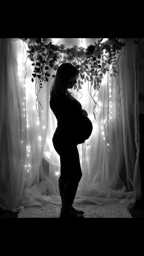 Pregnancy silhouette photo Black and white floral backdrop. Maternity Photo Backdrop, Maternity Photo Shoot Backdrop, Maternity Photoshoot Backdrop, Maternity Backdrop Ideas, Maternity Silhouette Photos, White Floral Backdrop, Pregnancy Silhouette, Diy Maternity Photos, Maternity Silhouette