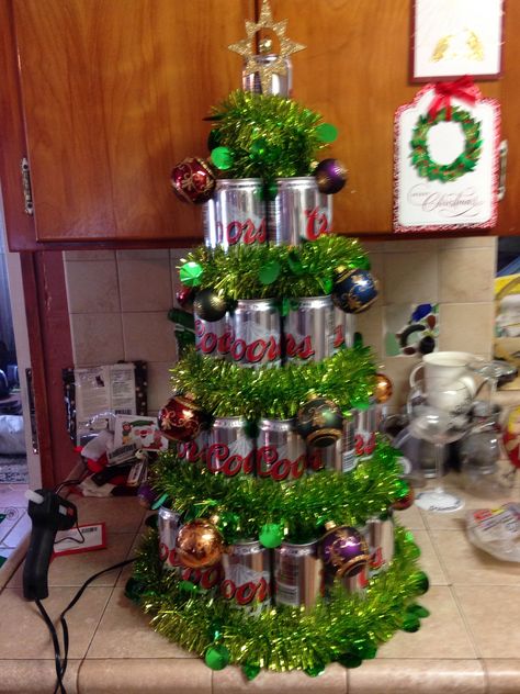 Beer tree Beer Tree Christmas, Soda Can Christmas Tree, Beer Christmas Gift Ideas, Diy Beer Gifts, Beer Can Christmas Tree, Beer Christmas Tree, Wine Bottle Christmas Tree, Beer Christmas Gifts, Beer Cakes