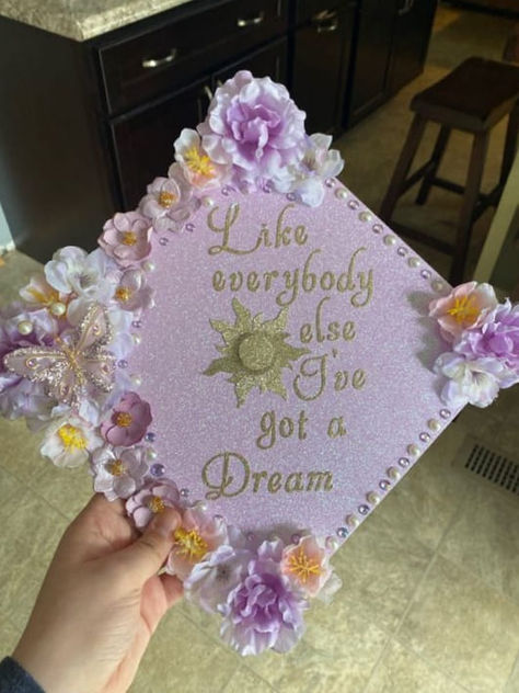 graduation cap idea: like everybody else I've got a dream Cap Decoration Graduation Princess, Slipping Through My Fingers Grad Cap, Star Grad Cap Ideas, Repunzle Graduation Cap, College Hats Graduation Caps, Grad Caps With Bows, Extra Graduation Cap, Class Of 2023 Cap Ideas, Grad Cap Ideas Business Major