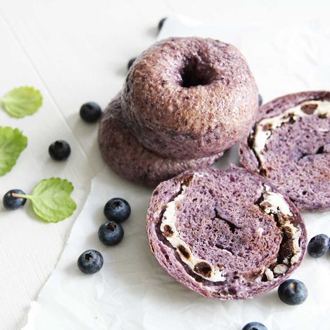 The deep purple-blue color comes from pureed wild blueberries which add color, flavor and a lovely berry scent. And the filling of soft, tangy cream cheese and dark chocolate chips are not just pretty to look at but a perfect textural contrast to the chewy bagel dough. I used 70% cacao chocolate chips, which have just the amount of sweet but bitter flavor to keep these homemade blueberry bagel healthy but also fancy. It’s also THE perfect bagel to have with espresso or a strong cup of coffee. Blueberry Sourdough, Healthy Nice Cream, Blueberry Bagel, Sourdough Bagels, Dairy Free Cream, Cacao Chocolate, Protein Bar Recipes, Avocado Chocolate, Homemade Bagels