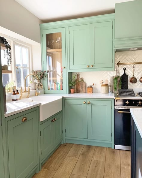 mint green kitchen with gold hardware Bright Kitchen Colors, Mint Green Kitchen, Green Kitchen Designs, Kabinet Dapur, Green Kitchen Cabinets, Casa Vintage, Bright Kitchens, Green Cabinets, Gorgeous Kitchens