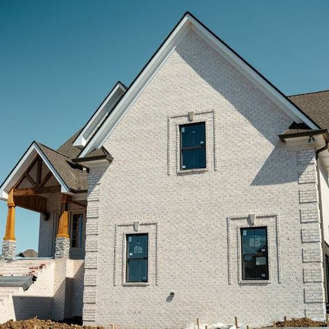 US Brick on Instagram: "These Weathered White brick home progress pics are turning out amazing: this is where pristine beauty meets timeless charm.✨🏡 From the fresh white facade to the immaculate wood + stone details, we are so excited for the finished photos! Coming soon... 🧱🚧✨ #Progress #WeatheredWhite #TimelessCharm #designinspo #usbrick #whitebrick #brickinspo #builders #Indiana #Tennessee #SouthCarolina #Mississippi #Alabama" Brick With White Mortar, Chesapeake Pearl Brick With White Mortar, Acme White Bluff Brick, Old Brick House Painted White, Brick And Stone Exterior Combinations, Marshton Queen Brick Gray Mortar, Light Brick, Weathered White, White Brick