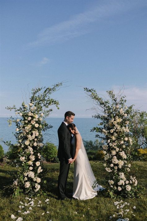 Italian Wedding Arch Ideas, Ocean View Wedding Ceremony, Deconstructed Floral Arch, Simple Ceremony Flowers, Floral Arch Wedding Outdoor, Bug Photoshoot, Tuscan Wedding Flowers, Unique Wedding Arch, Floral Columns