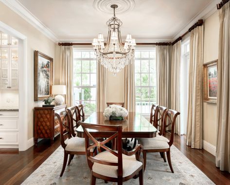 Elegant Dining Rooms Classy, Updated Traditional Dining Room, Queen Anne Dining Room, Southern Dining Room, Formal Dining Room Decor, Downtown House, Traditional Dining Room Furniture, Dining Room Drapes, Formal Dining Rooms