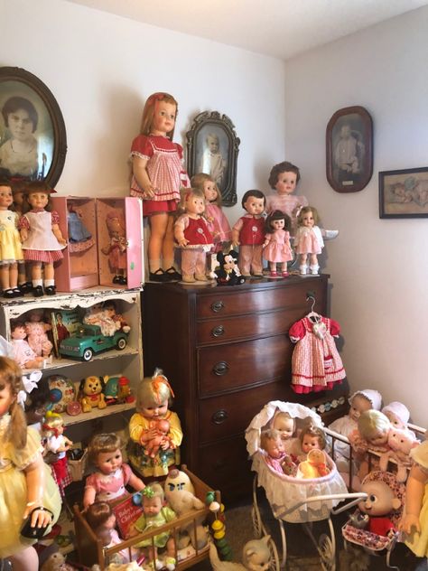 Antique Doll Display, Porcelain Doll Collection Display, Vintage Doll Collection, Vintage Toy Display, Toy Collection Display, Creepy Toys, Doll Museum, Baby Doll Nursery, Doll Room