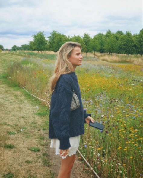 Dutch Fashion Netherlands Style, Sweden Aesthetic Outfit, New England Style Fashion, Scandi Summer Style, Fall Instagram Pictures, Switzerland Style, Norwegian Fashion, Grammy Awards Red Carpet, Photoshoot Idea