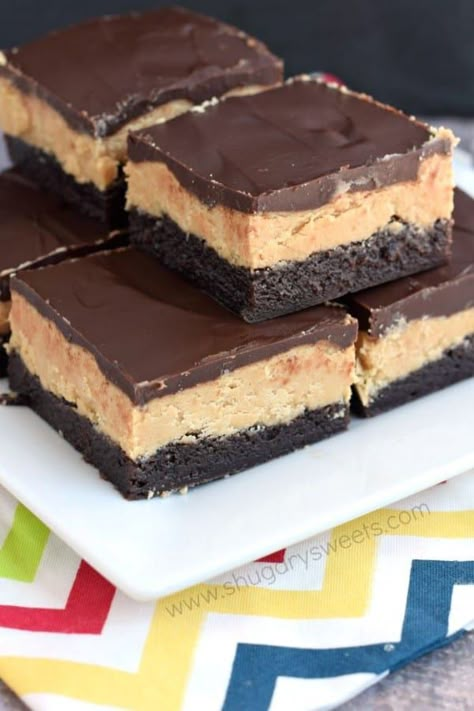 These Buckeye Brownies are amazing! Rich chocolate brownies topped with a homemade peanut butter filling and chocolate ganache. #brownies #buckeyes #peanutbutter #chocolate Buckeye Brownies Recipe, Buckeye Brownies, Cookie Dough Cake, Resep Brownies, Brownies Recipe Homemade, Shugary Sweets, Food Habits, Brownie Toppings, Butter Bars