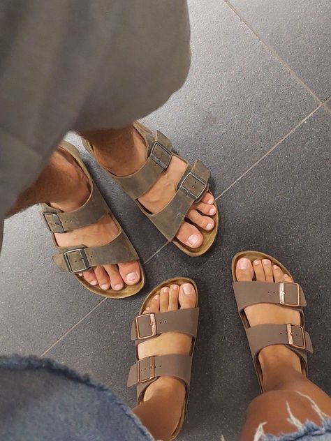 Matching Birkenstocks Couple, Matching Birkenstocks, Sandal Couple, Birkenstocks Aesthetic, Birkenstock Outfit Men, Best Sandals For Men, Vestidos Sport, Birkenstock With Socks, High Top Converse Outfits