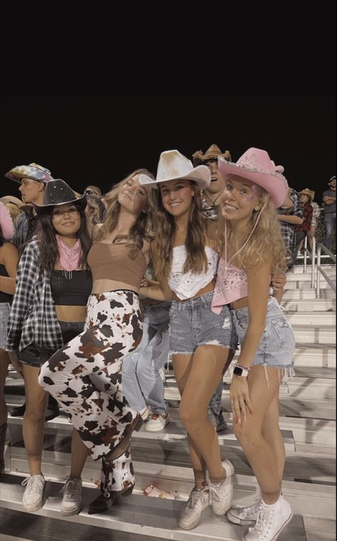 Cute Country Outfits For Football Game, Cowgirl Outfits For School Spirit Week, Football Game Western Theme, Cowboy Fnl Theme, Rodeo Theme Football Game, Western Theme Night Outfit, Cowgirl Football Theme Outfit, Cowgirl Outfits Football Game, Cute Western Theme Outfits