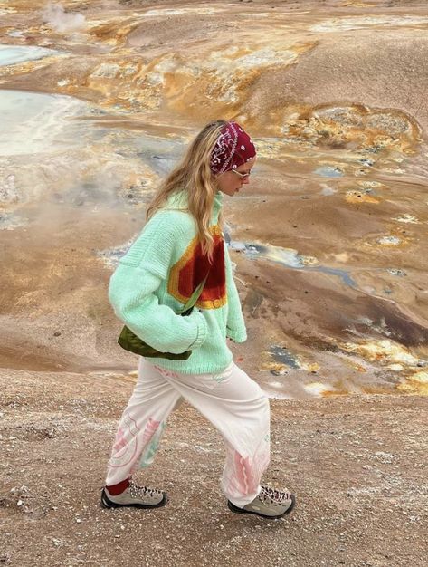 Colourful Hiking Outfit, Hot Weather Hiking Outfit, Iceland Fashion Summer, Jungle Aesthetic Outfit, Gorp Core Summer, 90s Hiking Outfit, Colorful Hiking Outfit, Cold Camping Outfit, Cool Hiking Outfit