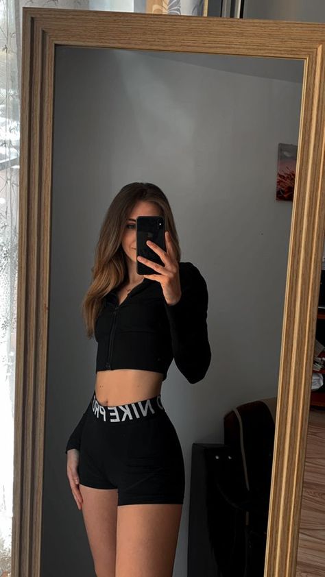 Black Nike Pro Shorts Outfit, Nike Pro Gym Outfit, Gym Clothes Black Women, Black Gym Shorts Outfit, Black Spandex Shorts Outfit, Sporty Outfits Black, Nike Pro Outfit Ideas, Outfit Ideas With Black Shorts, Nike Pro Shorts Outfit Aesthetic