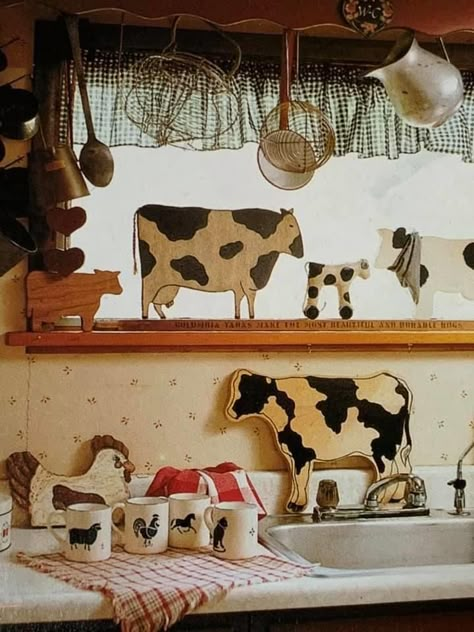 Farm Animal Kitchen, 1980s Interior, 80s Country, 90s Interior, Cow Kitchen Decor, Cow House, Cow Kitchen, Folk Decor, Country Sampler