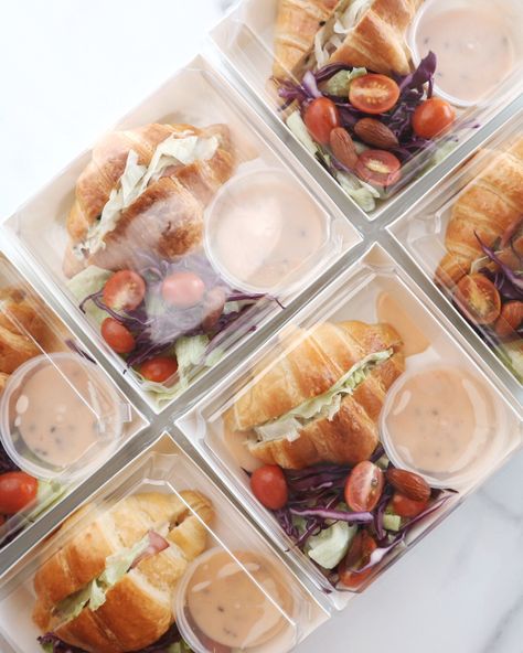 Box Lunch Ideas Catering Food, Box Salado, Breakfast Cart, Coffee Break Catering, Boxed Lunch Catering, Party Lunch Boxes, Breakfast Picnic, Home Bakery Business, Merchandising Ideas