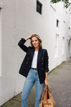 Blazer Jeans Outfit Women, Shirt And Jeans Women, Jeans Blazer Outfit, Blazer Street Style, Smart Casual Women, Blazer And T Shirt, Julia Berolzheimer, Belted Blazer, Belted Midi Dress