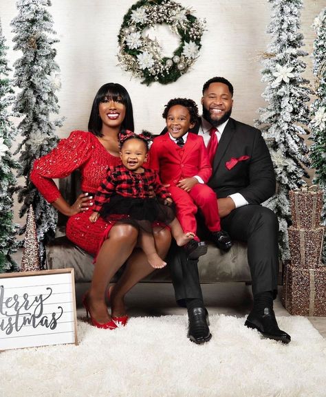 Red Family Christmas Pictures, Family Of Four Christmas Photos, Christmas Family Photos Black People, Family Christmas Pictures Black People, Christmas Mini Shoot, Family Christmas Pictures Outfits, Family Holiday Pictures, Christmas Shots, Christmas Pictures Outfits