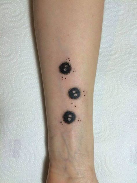 These Soot Sprites Are A Quiet... is listed (or ranked) 1 on the list 22 Subtle Anime Tattoos That Cleverly Reference Anime Series Tatuaje Studio Ghibli, Studio Ghibli Tattoo, Stick Poke Tattoo, Spirit Tattoo, Ghibli Tattoo, Stick N Poke, Inspiration Tattoos, Geniale Tattoos, Subtle Tattoos