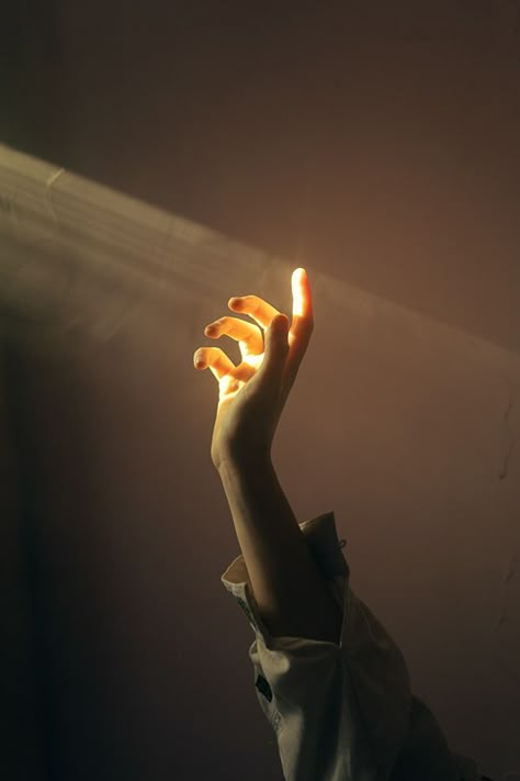 The Ancient Magus Bride, Hand Photography, Light Study, Hand Reference, Dramatic Lighting, Poses References, Ap Art, Visible Light, Cinematic Photography