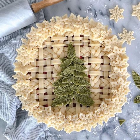 Better Homes & Gardens on Instagram: “A pie fit for some post-Christmas indulgence 🌲 @acarriedaffairdesigns always has the cutest desserts! What are you baking this weekend?…” Recipes With Pie Crust, Pie Patterns, Pretty Pie Crust, Fancy Pie Crust, Pie Crust Art, Beautiful Pie Crusts, Decorative Pie Crust, Pie Crust Designs, Pie Decoration