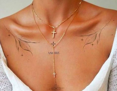 L'été, tout le monde dehors ! Et même les tatouages qui sont restés cachés tout l'hiver... Classy Tattoos For Women, Clavicle Tattoo, Tattoo Artist Tattoo, Small Chest Tattoos, Tattoo Design Tattoo, Underboob Tattoo, Bone Tattoos, Artist Tattoo, Inspiration Tattoo