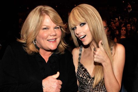 For Mother's Day, Taylor Swift's mom Andrea Swift attended the fourth and final show that her daughter did at La Défense Arena in Paris on Sunday, May 12. Mother Daughter Relationships, Estilo Taylor Swift, Swift Photo, Long Live Taylor Swift, Live Taylor, Taylor Swift 13, Taylor Swift Pictures, Blake Lively, Taylor Alison Swift