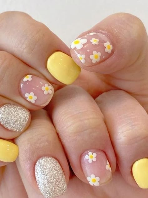 Yellow Nail Art, Hello Nails, Cute Simple Nails, Spring Nail Designs, Daisy Nails, Simple Gel Nails, Flower Nail Designs, Cute Gel Nails, Flower Nail