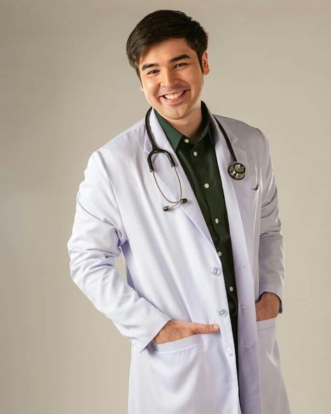 Doctors Portrait Photography, White Coat Photoshoot, Doctor Poses, Medical Profile, Hospital Logo, White Coat Ceremony, Medical Photography, Doctor Outfit, Male Doctor