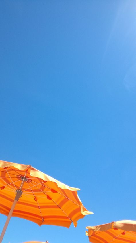 Beach Aesthetic Bright, Orange Summer Aesthetic, Photo Bleu, Orange Umbrella, Summer Orange, Beach Color, Orange Aesthetic, Boracay, Orange Beach