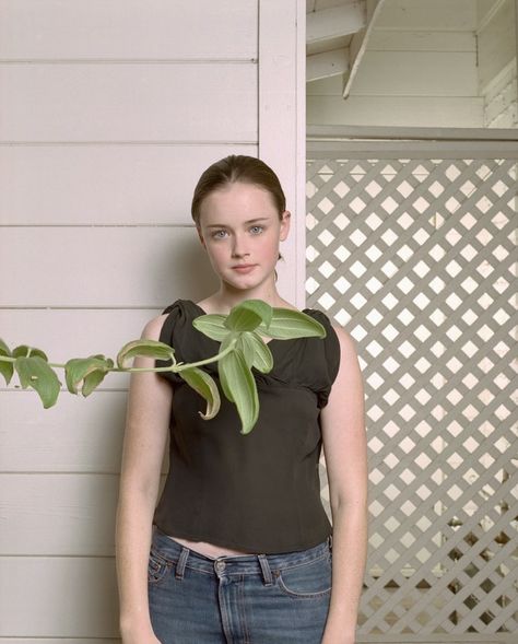 Alexis Bledel Alexis Bledel 2000s, Rory Gilmore Style, Gilmore Girls Outfits, Gilmore Girls Seasons, Alexis Bledel, Lorelai Gilmore, Rory Gilmore, September 1, Gilmore Girls