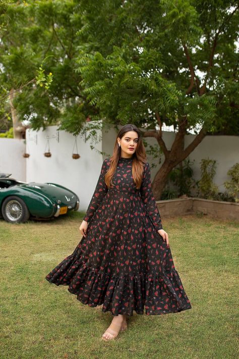 Long Frocks For Women, Frock Designs For Women, Daytime Glam, Shoes Guide, Simple Dress Casual, Lehenga Designs Simple, Chic Maxi Dresses, Womens Trendy Dresses, Simple Kurti Designs