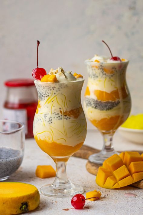 Mango Falooda, Bangla Recipe, Soft Drinks Recipes, Falooda Recipe, Refreshing Drinks Recipes, Indian Cooking Recipes, Tasty Recipes Videos, Mango Flavor, Mango Recipes