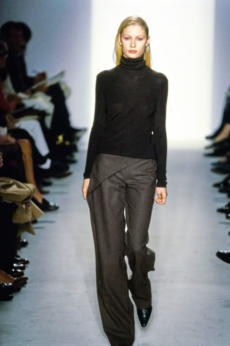 Calvin Klein Collection Fall 1997 Ready-to-Wear Fashion Show - Kirsty Hume 1990s Calvin Klein, Minimal 90s Style, Calvin Klein Jeans 90s, 90s Minimalism Runway, 90s Calvin Klein Runway, Calvin Klein 90s Runway, Long Sleeve Black Top Outfit, Minimalist Runway, 90s Minimalism Fashion