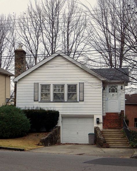 Midwest House Exterior, Suburb House Exterior, 2000s House Exterior, Small City House, Midwest Architecture, Midwest House, 90s House, Suburban House, American Houses