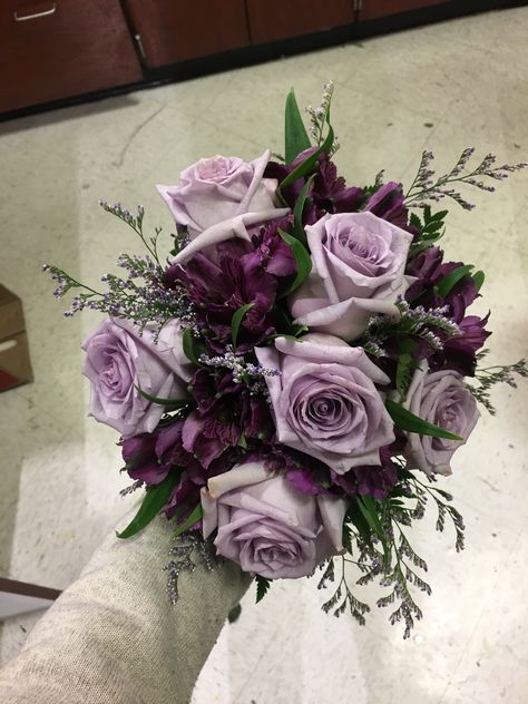 Purple Roses Bouquet Gift, Dark Purple Prom Bouquet, Prom Bouquet Ideas Purple, Grad Bouquet, Prom Bouquet Ideas, Lavender Rose Bouquet, Bouquet Prom, Long Stem Bouquet, Prom Flowers Bouquet