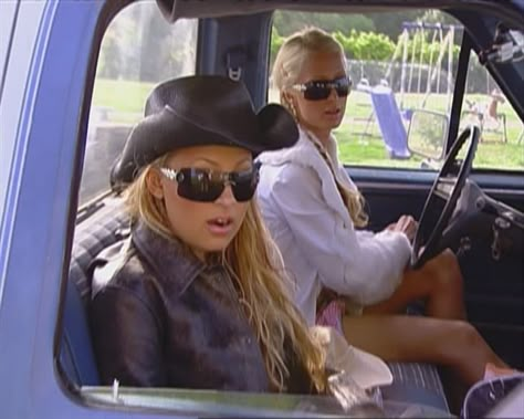 The Simple Life Paris Hilton, Simple Life Paris Hilton, Paris Hilton Nicole Richie, Paris Hilton 2000s, Paris Hilton And Nicole Richie, Paris And Nicole, The Simple Life, Trashy Y2k, Nicole Richie