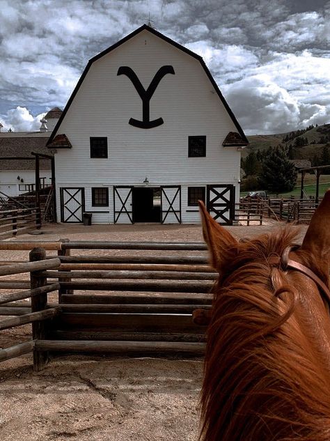 Yellowstone Screensaver, Yellowstone Ranch Wallpaper, Dutton Ranch Yellowstone House, Yellowstone Wallpaper, Yellowstone Aesthetic, Yellowstone Ranch, Dutton Ranch, Farm Life, Life Is Good