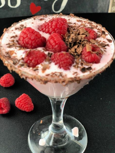 Raspberry Chocolate Martini, Raspberry Martini Recipe, Chocolate Martini Recipe, Healthy Alcoholic Drinks, Raspberry Cocktail, Chocolate Martini, Raspberry Chocolate, Liquid Courage, Mixed Drinks Recipes